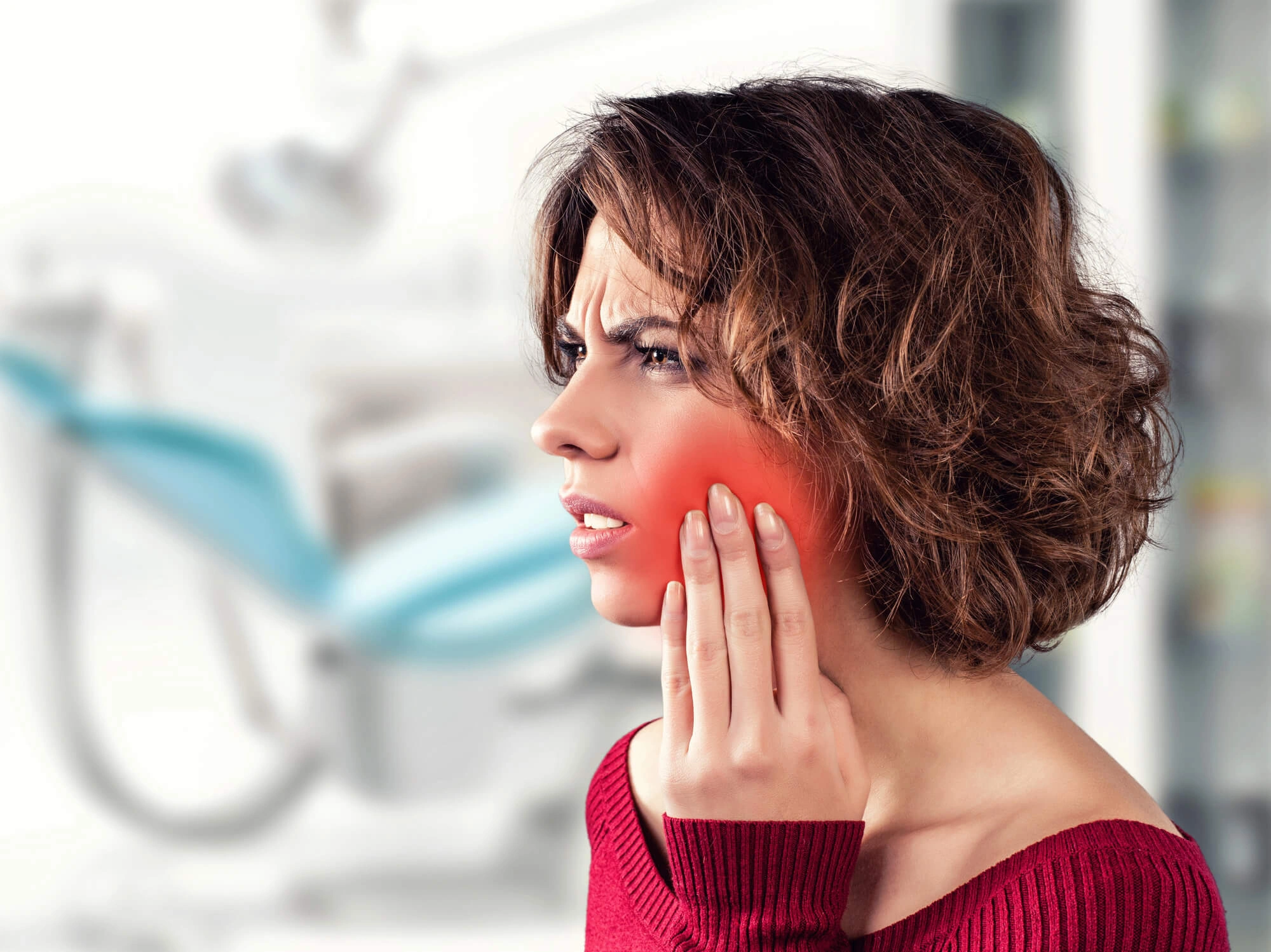 Girl-experiencing-tooth-pain-needs-emergency-dentist-detroit