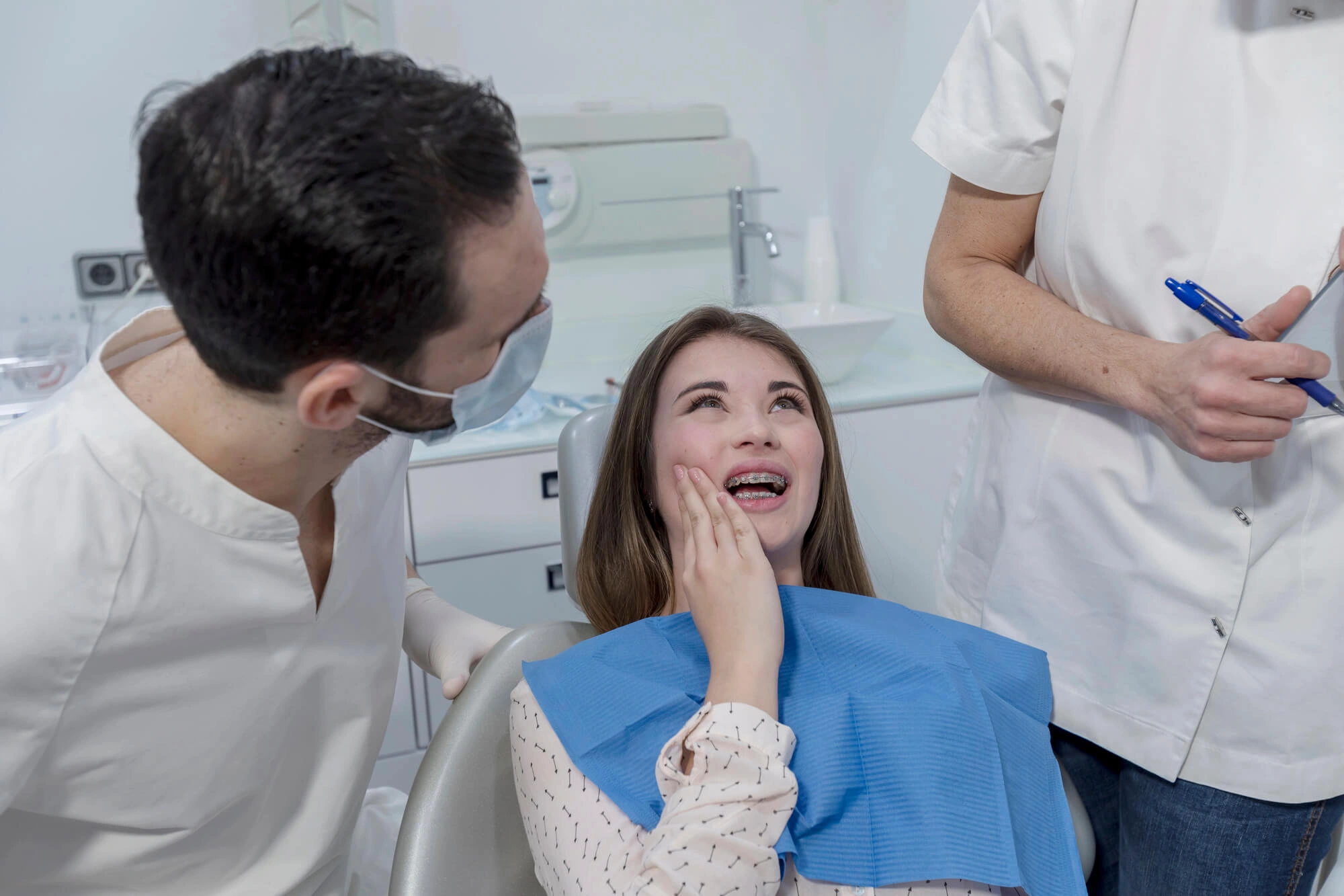 Woman-experiencing-jaw-pain-needing-Periodontics-Clawson